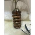 Greyson -Tischlampe durch massives Holz