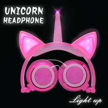 ユニコーン猫の耳がLEDの女の子のヘッドフォンを照らします