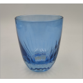 Marineblauer gravierter Glasbecher