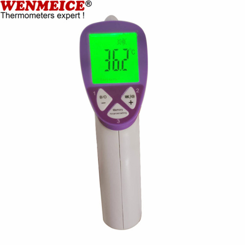 Voorhoofd met infraroodthermometer zonder contact