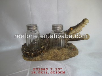 resin base animal salt and pepper holder