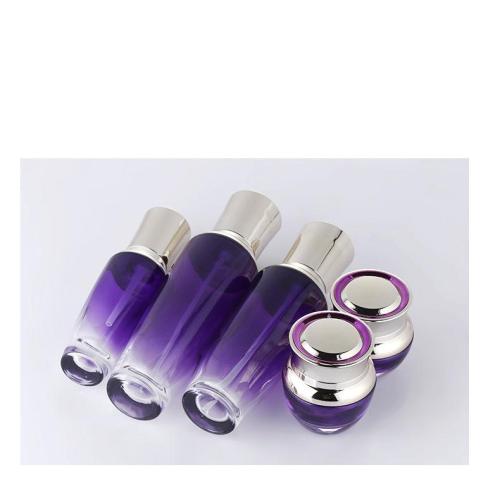 Ensemble de bouteille de soins de la peau de bouteille en verre violet