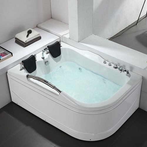 Starke Power-Whirlpoolwanne mit zwei Sitzen und Handlauf Hand