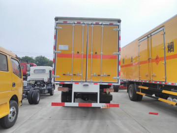 Flammable Liquid Dangerous Explosive Goods Transport Truck