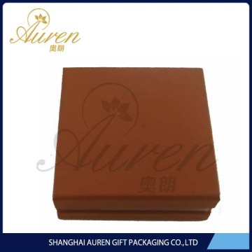 Varnishing jewelry gift boxes for necklaces