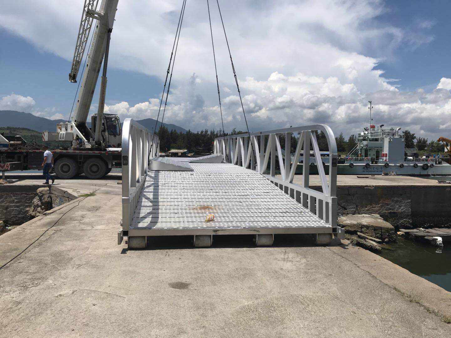 Aluminum gangway for floating dock