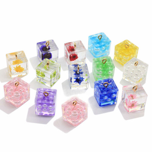 Venta al por mayor de 14 mm cubo de resina transparente cuentas flores perlas de relleno encantos para pendientes colgantes joyería adorno llavero decoración