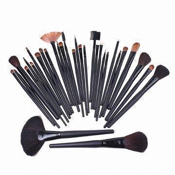 Hot selling makeup brushes, made of goat hair, available in various sizes and colours