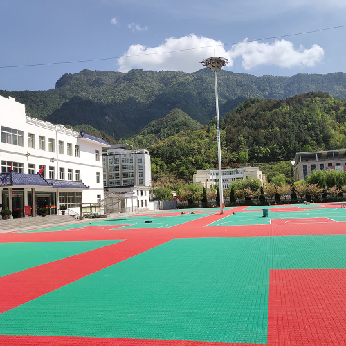 Tribunal de piso de basquete ao ar livre