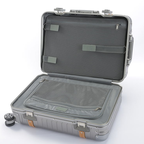 Carrera de equipaje de titanio profesional en la maleta