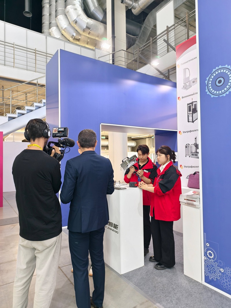 Chuke Intelligent's industrial booth in Yekaterinburg, Russia was packed with people, and Russian media rushed to interview