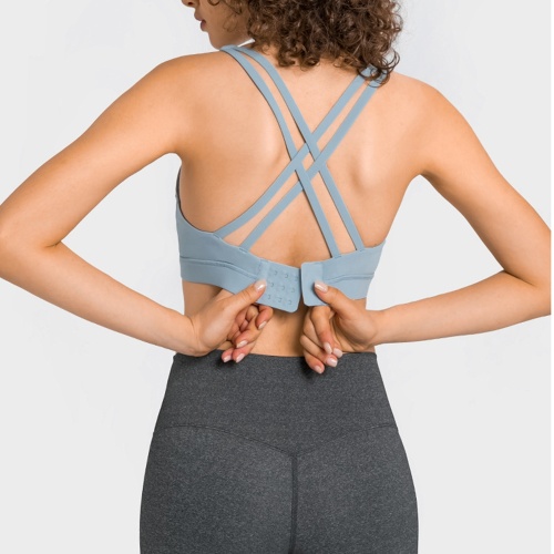 Ụmụ nwanyị na-eyi Yoga Top