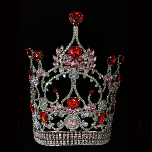 Couronne de reconstitution historique avec diadème en strass et coeur rouge