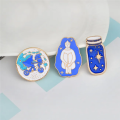 Pin di badge in metallo a bottiglia bianca blu