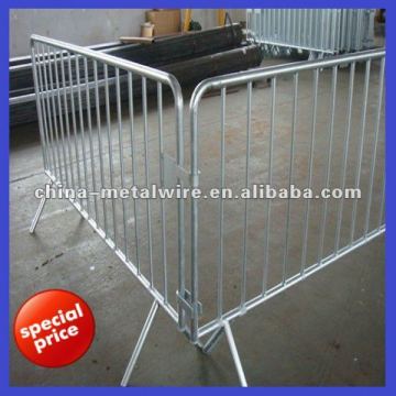 Easily assembled traffic barrier