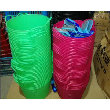 various color rubber horse feed buckets