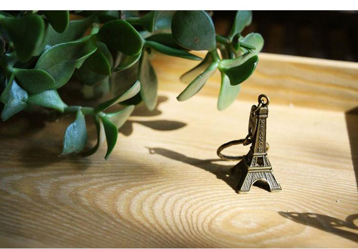 Wholesale Retro Elegant Promotional Gifts Mini Eiffel Tower Metal Keychain Souvenir