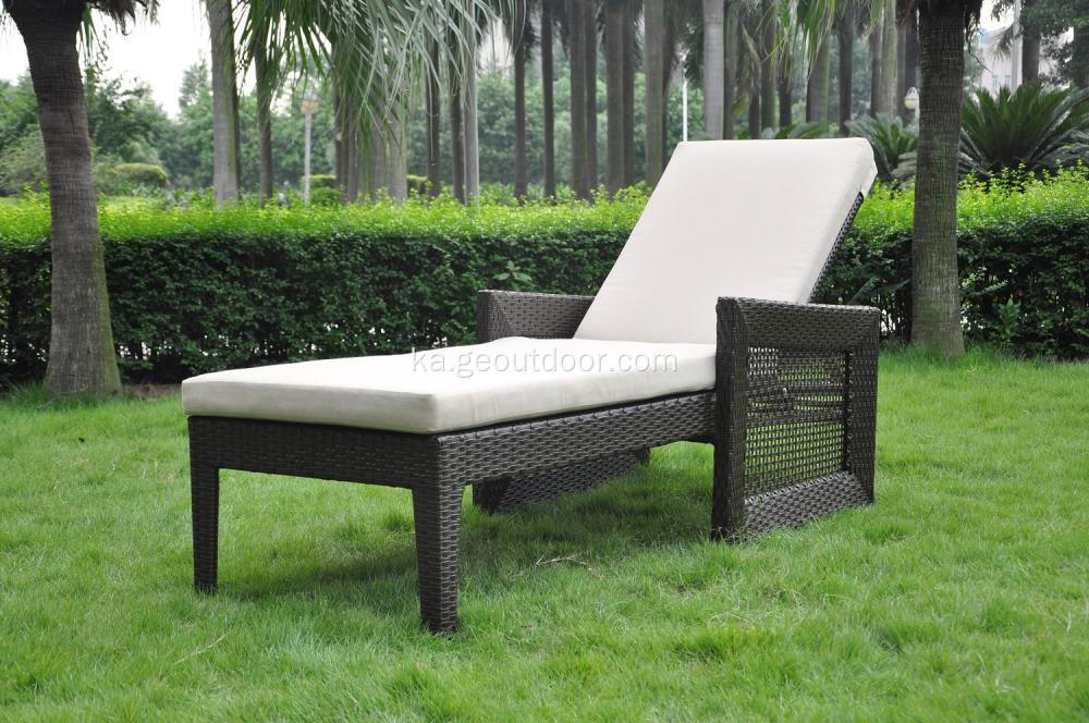 სანაპიროზე პოპულარული rattan weaving მზის lounger