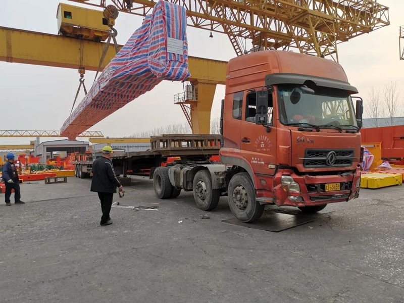 span-33m-crane-loading-truck