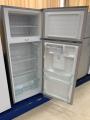 Refrigerador con congelador superior de doble puerta con dispensador de agua