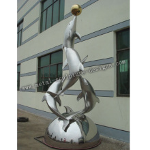 Escultura del delfín de plata