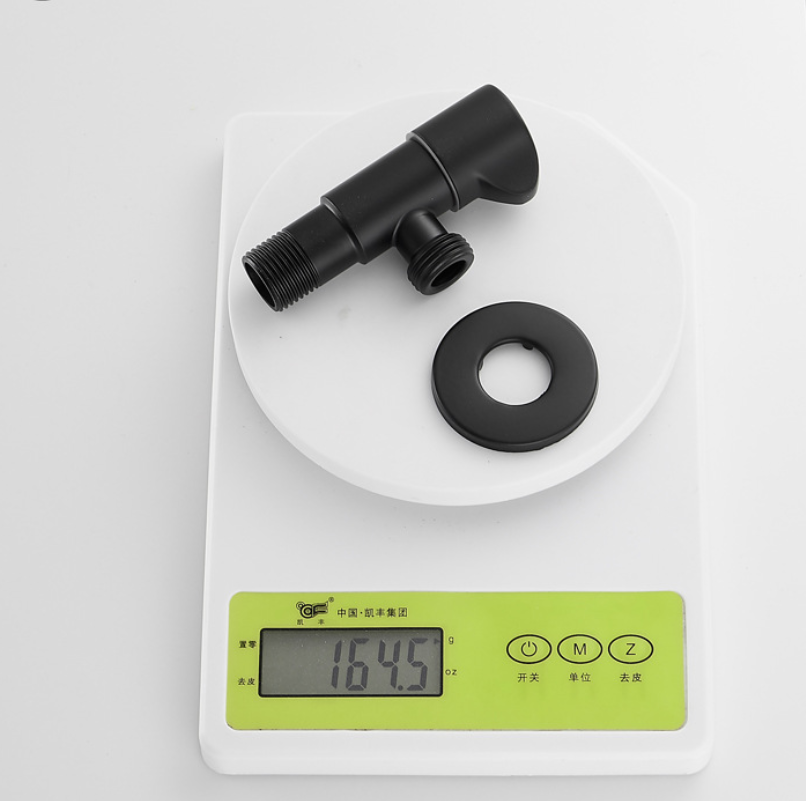 黒くなったステンレス鋼のホット&コールドアングルバルブ給湯器と洗濯機トイレコーナーバルブ