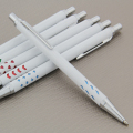 Тонкой ручкой с различной формы на баррель