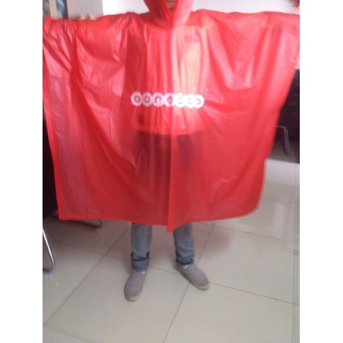 Stock Poncho rojo de pvc con logo