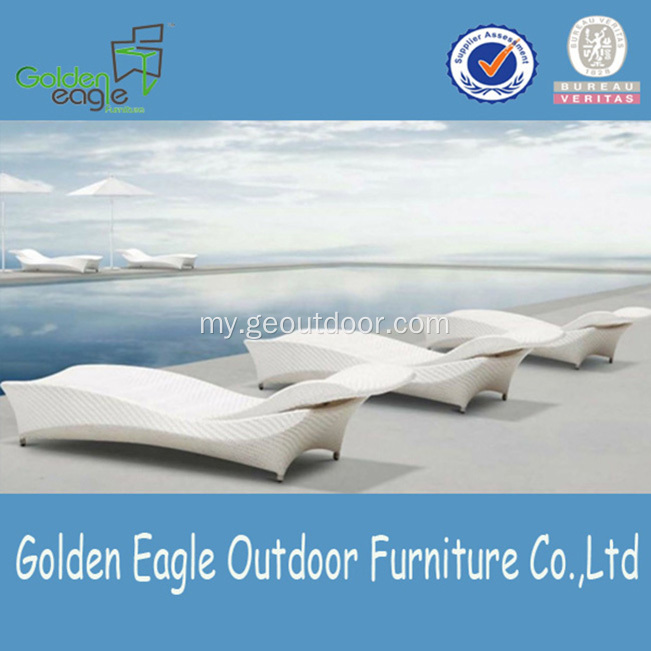 ခေါက်သိမ်းနိုင်သော White Rattan SunBed ပရိဘောဂ Aluminum Tube