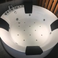 Runde Hydromassage-Badewanne für 4 Personen 1,8 x 1,8 m²