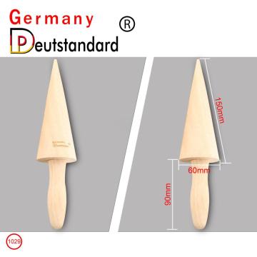 Eistütehersteller bearbeitet hölzernes Kegelwerkzeug