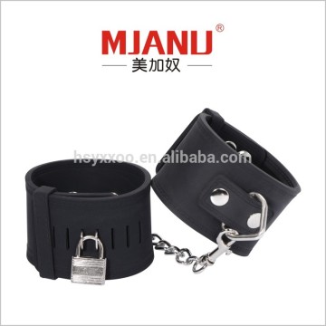 2017 new hot selling SM product Silicone Locking Bondage HandCuffs
