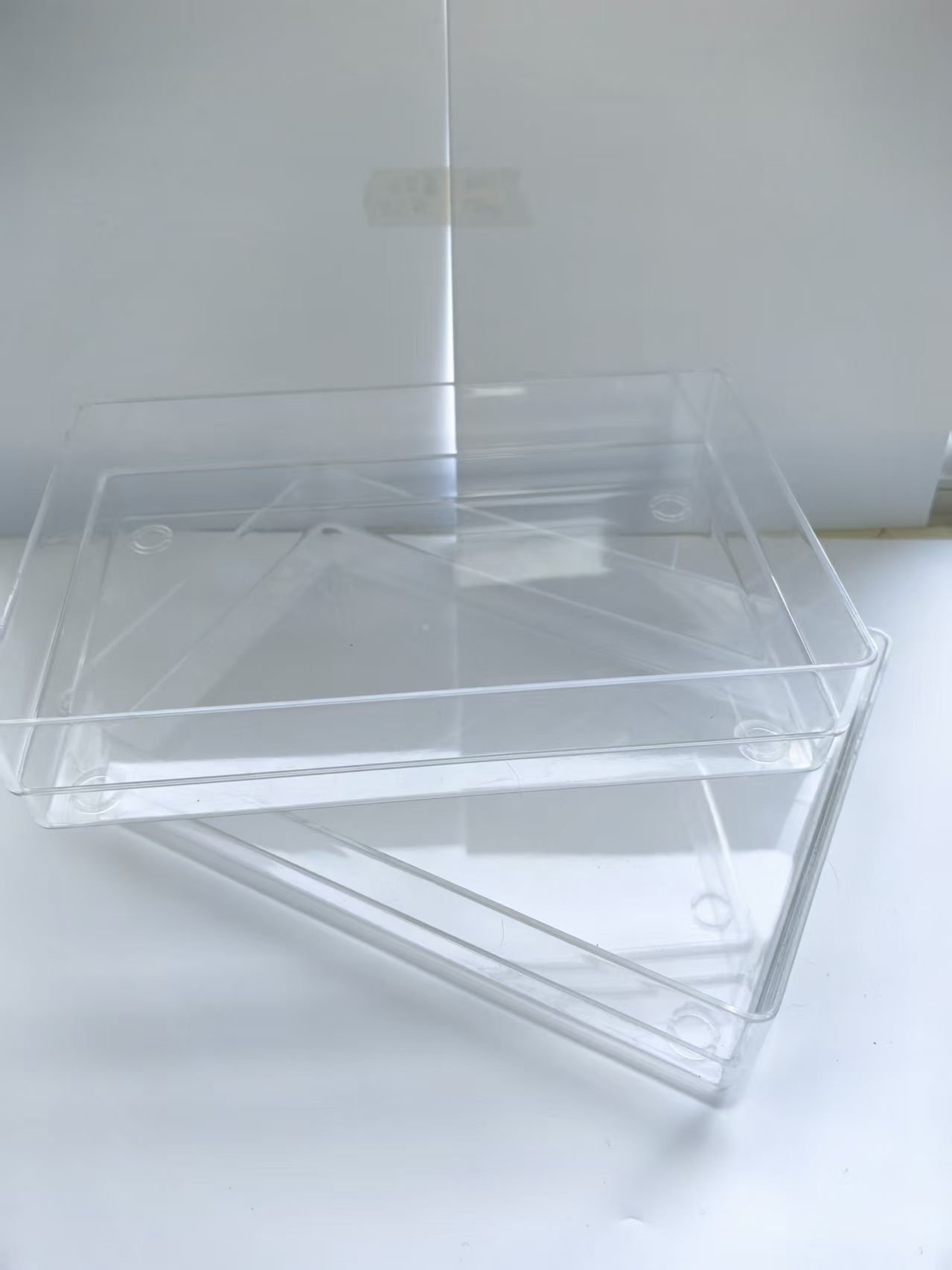 Stackable injection molding box (16) Stackable injection molding box (16)