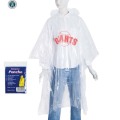 poncho de pluie jetable de couleur blanc laiteux