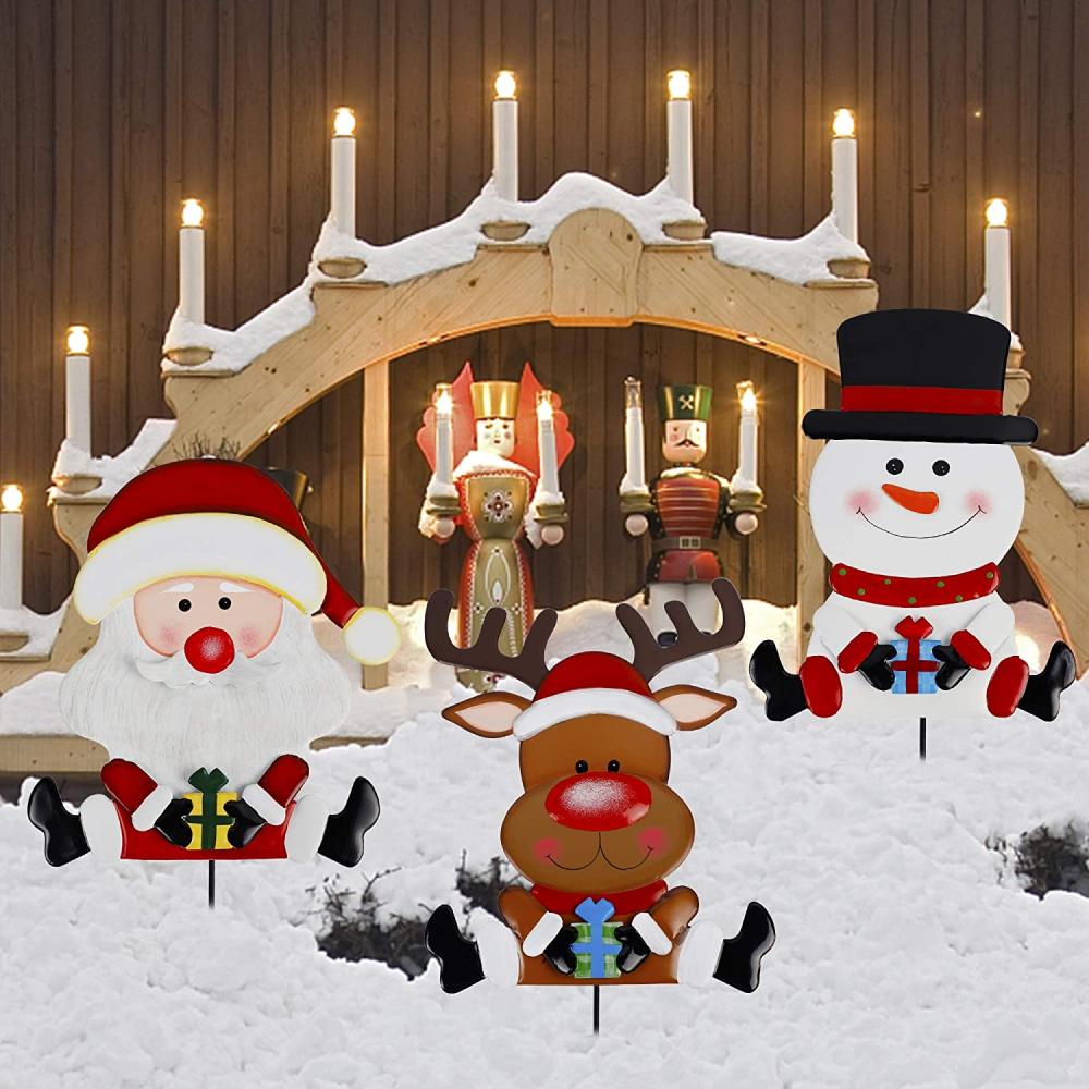 Dekoration utomhus av snögubbe, jultomten, ren