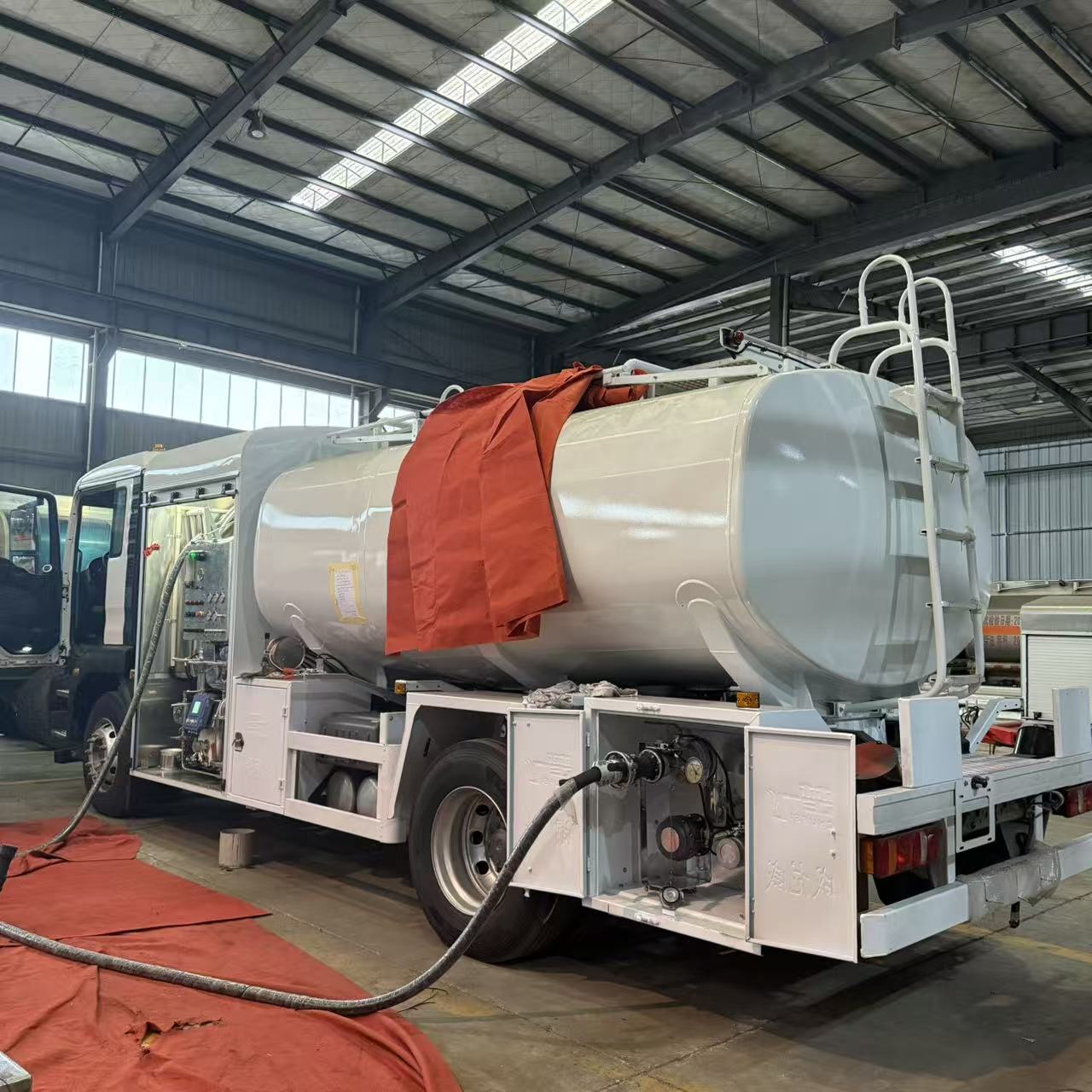 Конструкция надежного самолета-заправщика Reliable Aircraft Refueling Truck Design