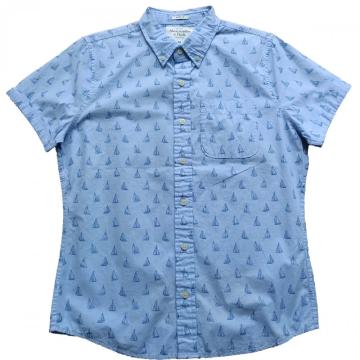 Chambray ब्लू में पुरुषों की छोटी आस्तीन शर्ट