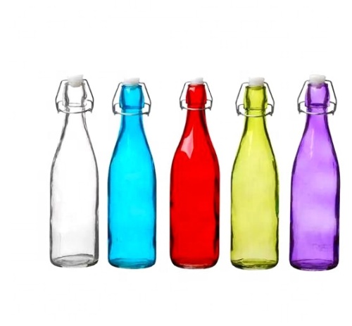 Nước chai lưu trữ đầy màu sắc hoặc ly bình đựng nước trái cây
