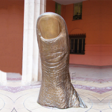 Cheap garden outdoor large bronze metal thumb sculpture