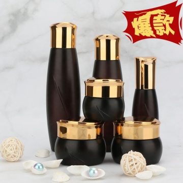 Bouteille en verre cosmétique brune avec des bouchons d&#39;or