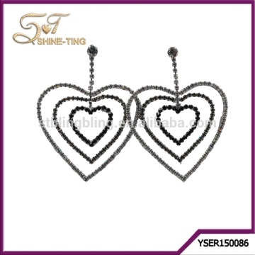 Exaggerated heart-shaped claw chain earring