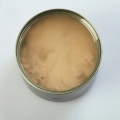 Morceaux de thon en conserve dans l&#39;huile de table