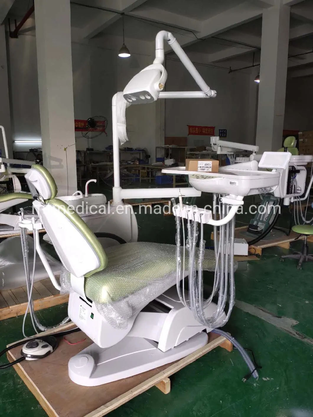 a Comfortable and Good Price Dental Unit and Dental Chair with LED Lamp or Halogen Lmp