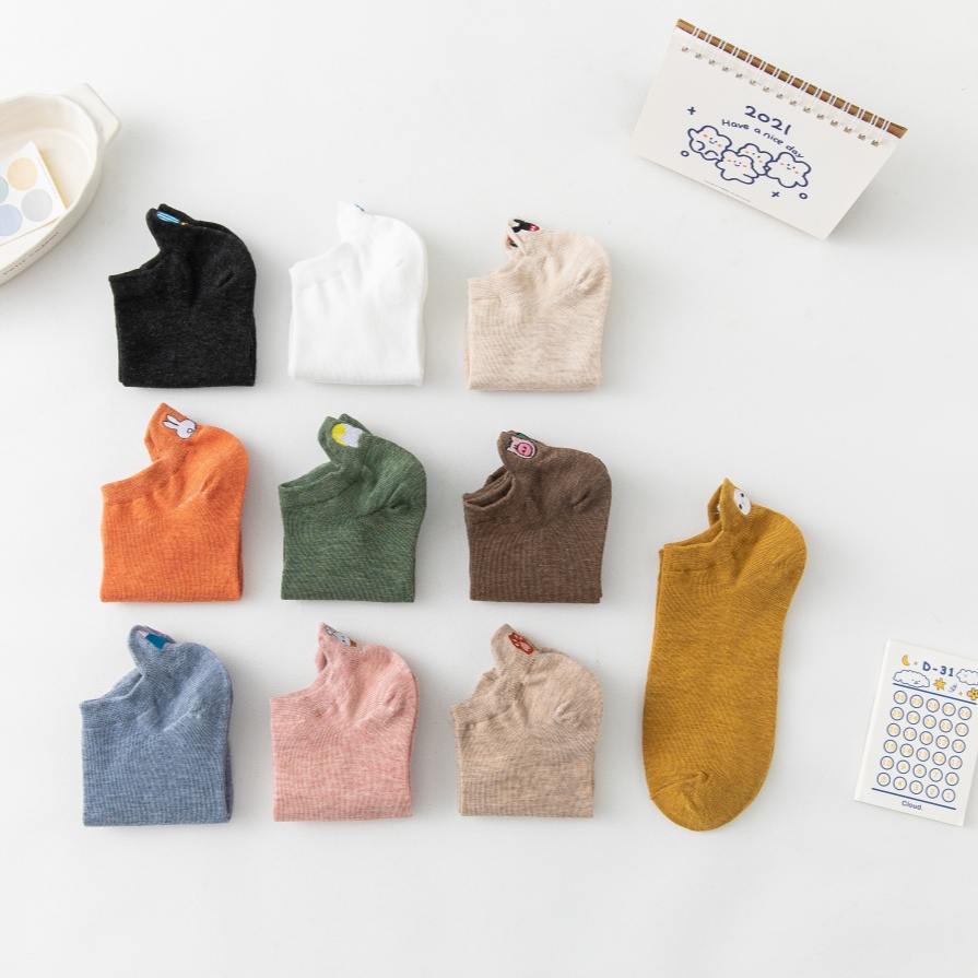 Ang cute na maliit na kuneho na karot na burda ng bangka ng bangka