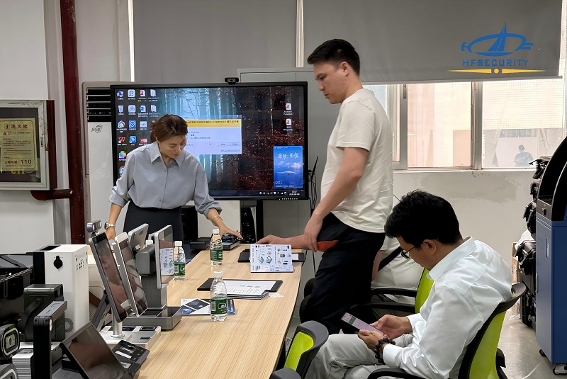 মধ্য এশিয়ার ক্লায়েন্টরা ব্যক্তিগতভাবে যোগাযোগহীন পাম ভেইন পেমেন্ট টার্মিনাল পরীক্ষা করতে HFSecurity-এ যান! Central Asian Clients Visit HFSecurity to Personally Test Contactless Palm Vein Payment Terminals!