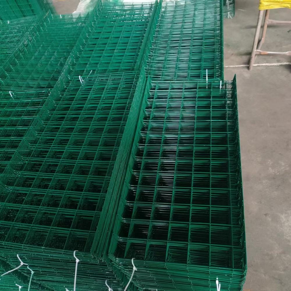 Hot-dipped galvanized welded fence wire mesh panel