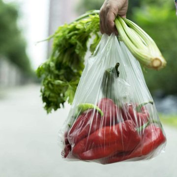 食料品店の買い物客再利用可能なビニール袋