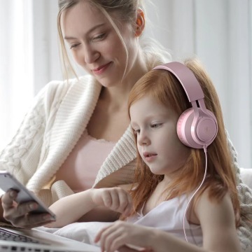 Auriculares lindos para niños con control de alambre de juego de micrófono