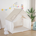 I bambini della casa dell&#39;interno ed all&#39;aperto giocano la tenda dei bambini