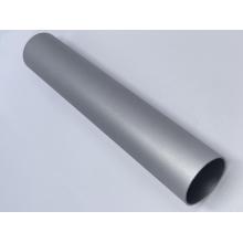 Tubo de aluminio con corte de precisión y anodizado.